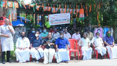 Photo of അന്തിക്കാട്, പെരിങ്ങോട്ടുകര റോഡിൻ്റെ ശോച്യാവസ്ഥയിൽ പ്രതിഷേധിച്ച് ,ബി.ജെ.പി.അന്തിക്കാട് പഞ്ചായത്ത് കമ്മിറ്റിയുടെ നേതൃത്വത്തിൽ അന്തിക്കാട് ആൽ സെൻ്ററിൽ പ്രതിഷേധ ധർണ്ണ സംഘടിപ്പിച്ചു.പ്രസ്തുത ചടങ്ങിൽ BJP അന്തിക്കാട് പഞ്ചായത്ത് പ്രസിഡണ്ട്, മണികണ്ഠൻ പുളിക്കത്തറ അദ്ധ്യക്ഷത വഹിച്ച ചടങ്ങിൽ BJP സംസ്ഥാന ഉപാദ്ധ്യക്ഷൻ സദാനന്ദൻ മാസ്റ്റർ ഉദ്ഘാടനം നിർവ്വഹിച്ച് സംസാരിച്ചു.