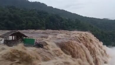 Photo of അതിരപ്പിള്ളി വെള്ളച്ചാട്ടമുഖതെ കെട്ടിടം കൗതുകമാകുന്നു.കടുത്ത ഒഴുക്കിനു നടുവിലും അതിരപ്പള്ളിയിൽ തലയുയുയർത്തി നിൽക്കുന്ന ഒരു കുടിലിണ് കൗതുമാകുന്നത്..1859 ൽ ഇന്ത്യ രാജ്യത്തേക്ക് നിയമിതനായ ബ്രിട്ടീഷ് സൈനികഓഫീസർ വില്യം കോർബി തൻ്റെ വിവാഹം കഴിഞ്ഞ ഉടനെ തന്നെ ആണ് ഇന്ത്യയിലേക്ക് നിയമിതനായത് . അദ്ദേഹം ഭാര്യയുമായി ആണ് ഇന്ത്യയിലെത്തിയത് . പ്രകൃതിഭംഗി ഏറെ ഇഷ്ടപ്പെട്ടിരുന്ന അദ്ദേഹം അതിരപ്പള്ളിയുടെ വശ്യമനോഹാരിതയിൽ അതിവേഗം ആകൃഷ്ടനായി . ആ വെള്ളത്തിന് നടുവിൽ സാഹസികതയും പ്രകൃതിഭംഗിയും സമന്വയിപ്പിച്ചു ഒരു രാത്രി ഭാര്യ സെലിഷയോടൊപ്പം താമസിക്കാൻ ഒരു കുടിൽ നിർമ്മിക്കാൻ പട്ടാളക്കാരോട് ആവശ്യപ്പെട്ടു . എന്നാൽ പലതവണ ശ്രമിച്ചിട്ടും അവയ്ക്കൊന്നും ആ ഒഴുക്കിന്റെ ശക്തിയെ അതിജീവിക്കുവാൻ കഴിഞ്ഞില്ല .