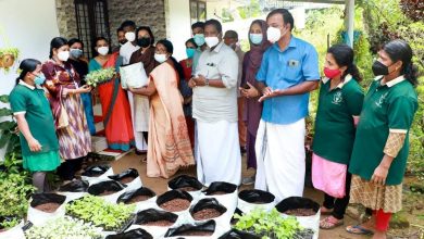 Photo of തളിക്കുളം ഗ്രാമപഞ്ചായത്ത് 2021-22 ജനകീയാസൂത്രണ പദ്ധതി പ്രകാരം ഗ്രോബാഗ് വിതരണം നടത്തി. തളിക്കുളം ഗ്രാമപഞ്ചായത്ത് പ്രസിഡണ്ട് പി ഐ സജിത ചടങ്ങ് ഉദ്ഘാടനം ചെയ്തു. വൈസ് പ്രസിഡണ്ട് പി കെ അനിത ചടങ്ങിൽ അധ്യക്ഷത വഹിച്ചു.  25 ഗ്രോബാഗ് വീതം കമ്പോസ്റ്റ് മിശ്രിതം നിറച്ച് പച്ചക്കറി തൈകൾ അടക്കമാണ് ഓരോ ഗുണഭോക്താവിനും നൽകുന്നത്. 200 ഗുണഭോക്താക്കൾക്ക് 25 ഗ്രോബാഗ് വീതം മൊത്തം 5000 ഗ്രോബാഗ് ആണ് പഞ്ചായത്ത്‌ വിതരണം ചെയ്യുന്നത്. ഒരു യൂണിറ്റിന് 2000 രൂപ വരുന്ന ഈ പദ്ധതിക്ക് ഗുണഭോക്താവിന് 75% സബ്‌സിഡി പ്രകാരം 500 രൂപ മാത്രമാണ് കൃഷിഭവനിൽ അടക്കേണ്ടി വരുന്നത്. സ്റ്റാൻഡിങ് കമ്മിറ്റി ചെയര്മാന്മാരായ എ. എം. മെഹബൂബ്, ബുഷറ അബ്ദുൽ നാസർ, എം. കെ. ബാബു, വാർഡ് മെമ്പർമാരായ സിംഗ് വാലത്ത്, കെ. കെ. സൈനുദ്ധീൻ, സുമന ജോഷി, കൃഷി ഓഫീസർ എ. ടി. ഗ്രേസി, കൃഷി അസിസ്റ്റന്റ് രജിത എന്നിവർ ചടങ്ങിൽ പങ്കെടുത്തു സംസാരിച്ചു.