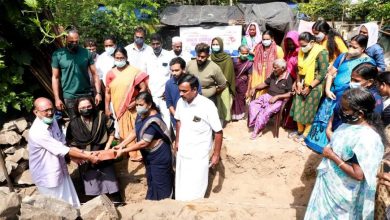 Photo of തളിക്കുളം ഗ്രാമപഞ്ചായത്ത് കുടുംബശ്രീ മുഖേന നടപ്പിലാക്കുന്ന അഗതിരഹിത പദ്ധതി പ്രകാരം 5 ഗുണഭോക്താക്കളുടെ ഭവന നിർമാണത്തിന്   തുടക്കം കുറിച്ചു . തൃശൂർ ജില്ലാ പഞ്ചായത്ത് ക്ഷേമകാര്യ സ്റ്റാൻഡിങ് കമ്മിറ്റി ചെയർമാൻ പി എം അഹമ്മദ് തറക്കല്ലിട്ട് കൊണ്ട് ചടങ്ങ് ഉദ്ഘാടനം ചെയ്തു. തളിക്കുളം ഗ്രാമപഞ്ചായത്ത് പ്രസിഡണ്ട് പി സജിത ചടങ്ങിൽ അധ്യക്ഷത വഹിച്ചു. പുതിയവീട്ടിൽ ജമീല അബ്‌ദുള്ളകുട്ടി ദമ്പതികളുടെ വീടിനാണ് തറക്കല്ലിടൽ നടത്തിയത്. നിലവിൽ 121 ഗുണഭോക്താക്കളാണ് അഗതി രഹിത പദ്ധതിയിൽ ഉൾപ്പെട്ടിട്ടുള്ളത്. ഇതിൽ നിന്നും ആരും സംരക്ഷിക്കാനില്ലാത്ത സുരക്ഷിതമായ ഭവനമില്ലാത്ത 5 പേർക്കാണ് പഞ്ചായത്ത്  അഗതി രഹിത പദ്ധതിക്കായി പഞ്ചായത്ത് മാറ്റി വെച്ചിരുന്ന പ്ലാൻ ഫണ്ട്  ഉപയോഗിച്ചാണ് ഭവനനിർമാണം നടത്തുന്നത് . ഈ പദ്ധതിയിൽ ഉൾപ്പെട്ട കുടുംബങ്ങൾക്ക് എല്ലാ മാസവും ഭക്ഷ്യക്കിറ്റുകൾ, മരുന്ന് എന്നിവ പഞ്ചായത്ത്‌ കുടുംബശ്രീ മുഖേന നൽകി വരുന്നുണ്ട്. കൂടാതെ കേടുപാടുള്ള ആശ്രയ ഭവനങ്ങളുടെ അറ്റകുറ്റ പണിക്കായി ഗുണഭോക്താവിന് 1 ലക്ഷം രൂപ വീതം 9 പേർക്ക് നൽകിയിട്ടുണ്ട്. തളിക്കുളം ഗ്രാമപഞ്ചായത്ത് വൈസ് പ്രസിഡന്റ്അനിത. പി. കെ, സ്റ്റാൻഡിങ് കമ്മിറ്റി ചെയർമാന്മാരായ ബുഷ്റ അബ്ദുൽ നാസർ, എ. എം. മെഹബൂബ്, എം. കെ. ബാബു, മെമ്പർമാരായ കെ. കെ. സൈനുദ്ധീൻ, ഷാജി അലുങ്ങൽ, അസ്സിസ്റ്റന്റ് സെക്രട്ടറി എ. വി. മുംതാസ്, കുടുംബശ്രീ ജില്ലാ മിഷൻ DPM ഷബാന ആസ്മി, കുടുംബശ്രീ ചെയർപേഴ്സൺ അജന്ത ശിവരാമൻ, കുടുംബശ്രീ ബ്ലോക്ക്‌ കോ-ഓർഡിനേറ്റർമാരായ ജ്യോസ്ത്ന, അർച്ചന, കുടുംബശ്രീ CDS അംഗങ്ങളായ മീന രമണൻ, ഷീജ രാമചന്ദ്രൻ, അംബിക, സുമന, കുടുംബശ്രീ അക്കൗണ്ടന്റ് രമ്യ, പരിസരവാസികളും ചടങ്ങിൽ പങ്കെടുത്തു…