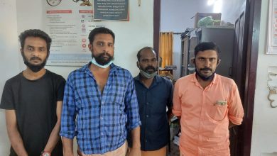 Photo of മുളക് പൊടിയെറിഞ്ഞ് മർദ്ദനം. നാല് പേർ അറസ്റ്റിൽഎറവ്: ആറാം കല്ലിൽ മുളക് പൊടിയെറിഞ്ഞ് അമ്പത്തിമൂന്നുകാരനെ മർദ്ദിച്ചു.സംഭവത്തിൽ നാല് പേരെ അന്തിക്കാട് പോലീസ് അറസ്റ്റ് ചെയ്തു.ബുധനാഴ്ച വൈകീട്ട് 3.30നാണ് സംഭവം. എറവ് കാരാമൽ ശശി (53) യ്ക്കാണ് മർദ്ദനമേറ്റത്.ആറാം കല്ല് ബസ് സ്റ്റോപ്പിനടുത്ത് നിന്നിരുന്നശശിയെ മുളകു പൊടിയെറിഞ്ഞ ശേഷംവടി കൊണ്ടടിച്ച് പരിക്കേല്പിച്ചു.മരണം വരെ സംഭവിക്കാവുന്ന വിധത്തിൽ തലയുടെ ഇരു വശത്തും ആഴത്തിലുള്ള മുറിവുകളുള്ളതായി പോലീസ് പറഞ്ഞു. ശരീരമാസകലം അടിയേറ്റിട്ടുണ്ട്. ഗവ. മെസിക്കൽ കോളേജാശുപത്രിയിലെ തീവ്ര പരിചരണ വിഭാഗത്തിൽ ചികിത്സയിലാണ് ശശി.ഒന്നാം പ്രതിയായ കാരമുക്ക് ബ്രഹ്മകുളം കാരേ കുളത്ത് ടിൻറുമോനെന്നആൽവിൻ ( 30 ) , മറ്റ് പ്രതികളായ അരിമ്പൂർ ഉദയനഗർ ചങ്ങരംകണ്ടത്ത് അജീഷ് (35) , ചെമ്മാപ്പിള്ളി കൊളത്തേക്കാട്ട്അശ്വിൻ (20) , വാടാനപ്പള്ളി ബീച്ച് റോഡിൽ താമസിക്കുന്ന അരിമ്പൂർ ഉദയനഗർ സ്വദേശി മാളോക്കാരൻജെയിംസ് (41) , എന്നിവരാണ് സംഭവം ചൂടാറും മുമ്പേ അന്തിക്കാട് പോലീസ് ഇൻസ്പെക്ടർ അനീഷ് കരീം എസ്.ഐ. റെനീഷ് , അസിസ്റ്റൻറ് സബ്ബ് ഇൻസ്പെക്ടർ അസിസ് എന്നിവരും സ്ഥലത്ത് നിരീക്ഷണം നടത്തി വന്നിരുന്ന ഇരിങ്ങാലക്കുട ഡി. വൈ. എസ്. പി. യുടെ ക്രൈം സ്ക്വാഡ് അംഗങ്ങളായ എ. എസ്. ഐ. മുഹമ്മദ് അഷറഫ് ‘ .സീനിയർ സി.പി.ഒ.മാരായ ഇ. എസ്. ജീവൻ , സോണി സേവ്യർ സി.പി.ഒ. മാരായ കെ .എസ്. ഉമേഷ് , പി. വി. വികാസ് എന്നിവർ ചേർന്ന് പിടികൂടിയത്.മുളക് പൊടിയെറിഞ്ഞ് മർദ്ദനം. നാല് പേർ അറസ്റ്റിൽ എറവ്: ആറാം കല്ലിൽ മുളക് പൊടിയെറിഞ്ഞ് അമ്പത്തിമൂന്നുകാരനെ മർദ്ദിച്ചു.സംഭവത്തിൽ നാല് പേരെ അന്തിക്കാട് പോലീസ് അറസ്റ്റ് ചെയ്തു. ബുധനാഴ്ച വൈകീട്ട്  3.30നാണ് സംഭവം. എറവ് കാരാമൽ  ശശി (53) യ്ക്കാണ് മർദ്ദനമേറ്റത്.  ആറാം കല്ല് ബസ് സ്റ്റോപ്പിനടുത്ത് നിന്നിരുന്ന  ശശിയെ മുളകു പൊടിയെറിഞ്ഞ ശേഷം  വടി കൊണ്ടടിച്ച് പരിക്കേല്പിച്ചു.  മരണം വരെ സംഭവിക്കാവുന്ന വിധത്തിൽ തലയുടെ ഇരു വശത്തും ആഴത്തിലുള്ള മുറിവുകളുള്ളതായി പോലീസ് പറഞ്ഞു.  ശരീരമാസകലം അടിയേറ്റിട്ടുണ്ട്. ഗവ. മെസിക്കൽ കോളേജാശുപത്രിയിലെ തീവ്ര പരിചരണ വിഭാഗത്തിൽ ചികിത്സയിലാണ് ശശി. ഒന്നാം പ്രതിയായ  കാരമുക്ക് ബ്രഹ്മകുളം കാരേ കുളത്ത് ടിൻറുമോനെന്ന ആൽവിൻ ( 30 ) ,  മറ്റ് പ്രതികളായ അരിമ്പൂർ ഉദയനഗർ  ചങ്ങരംകണ്ടത്ത്  അജീഷ് (35)  , ചെമ്മാപ്പിള്ളി കൊളത്തേക്കാട്ട്  അശ്വിൻ (20)  , വാടാനപ്പള്ളി ബീച്ച് റോഡിൽ താമസിക്കുന്ന അരിമ്പൂർ  ഉദയനഗർ സ്വദേശി മാളോക്കാരൻ ജെയിംസ് (41)  ,   എന്നിവരാണ് സംഭവം ചൂടാറും മുമ്പേ അന്തിക്കാട് പോലീസ്  ഇൻസ്പെക്ടർ അനീഷ് കരീം എസ്.ഐ. റെനീഷ് ,  അസിസ്റ്റൻറ് സബ്ബ് ഇൻസ്പെക്ടർ അസിസ് എന്നിവരും സ്ഥലത്ത് നിരീക്ഷണം നടത്തി വന്നിരുന്ന ഇരിങ്ങാലക്കുട ഡി. വൈ. എസ്. പി. യുടെ ക്രൈം സ്ക്വാഡ് അംഗങ്ങളായ എ. എസ്. ഐ. മുഹമ്മദ് അഷറഫ് ‘ .സീനിയർ സി.പി.ഒ.മാരായ ഇ. എസ്. ജീവൻ , സോണി സേവ്യർ സി.പി.ഒ. മാരായ കെ .എസ്. ഉമേഷ് , പി. വി. വികാസ് എന്നിവർ ചേർന്ന് പിടികൂടിയത്.