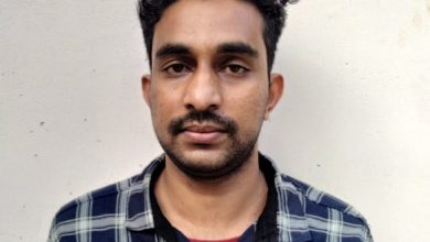 Photo of വീട്ടമ്മയായ യുവതിയെ ലോഡ്‌ജിൽ എത്തിച്ച് മാനഭംഗപ്പെടുത്തിയ യുവാവിനെ വലപ്പാട് പൊലീസ് അറസ്റ്റ് ചെയ്തു.കൈപ്പമംഗലം കൂരിക്കുഴി സ്വദേശി  മൂന്നാക്കപ്പറമ്പിൽ നിസാമുദ്ധീൻ ആണ് അറസ്റ്റിലായത്.കഴിഞ്ഞ ഒക്ടോബറിലാണ് കേസിനാസ്പദമായ സംഭവം നടന്നത്.ചാവക്കാട് സ്വദേശിനിയായ യുവതി ഭർത്താവുമായി വേർപിരിഞ്ഞാണ് കഴിഞ്ഞിരുന്നത്.ഈസാഹചര്യത്തിലാണ് നേരത്തെ സമൂഹമാധ്യമത്തിലൂടെ സൗഹൃദം സ്ഥാപിച്ചിരുന്ന യുവാവ് സഹായ വാഗ്ദാനവുമായെത്തുന്നത്.താമസിക്കാൻ വീട് ശരിയാക്കി നൽകാമെന്ന് പറഞ്ഞ പ്രതി തൃപ്രയാറിൽ ക്ഷേത്രം റോഡിലെ ഒരു ലോഡ്ജിൽ യുവതിയെ വിളിച്ചു വരുത്തി മാനഭംഗപ്പെടുത്തുകയായിരുന്നു.യുവതിയുടെ പരാതിയിൽ വലപ്പാട് എസ്.എച്ച്.ഒ കെ.എസ്.സുശാന്തിന്റെ നേതൃത്വത്തിലുള്ള സംഘമാണ് പ്രതിയെ അറസ്റ്റ് ചെയ്തത്.പ്രതിയെ ഇന്നുരാത്രി തന്നെ കൊടുങ്ങല്ലൂർ കോടതിയിൽ ഹാജരാക്കും.