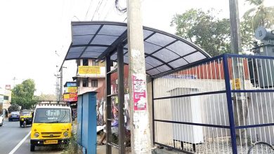 Photo of വലപ്പാട് ചന്തപ്പടിയ്ക്ക് സമീപം പുതുതായി നിർമ്മിച്ച ബസ്സ് കാത്തിരിപ്പ് കേന്ദ്രം ജനങ്ങളുടെ ജീവന് ഭീഷണിയായ രീതിയിൽ ട്രാൻസ്ഫോർമറിന്റെ സുരക്ഷാവേലിയുമായി ബന്ധിപ്പിച്ച് നിർമ്മിച്ചിരിക്കുന്നു.