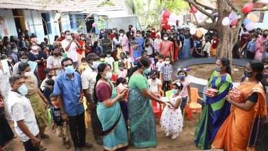 Photo of നാട്ടിക ഈസ്റ്റ്‌ യു പി സ്കൂളിൽ പ്രീപ്രൈമറി പ്രവേശനോത്സവം. ———————————————————— നാട്ടിക : നാട്ടിക ഈസ്റ്റ്‌ യു പി സ്കൂളിൽ പ്രീപ്രൈമറി വിദ്യാർത്ഥികൾക്കായി പ്രവേശനോത്സവം നടത്തി. പി. ടി. എ പ്രസിഡന്റ്‌, ശ്രീ. എം. എസ് സജീഷ് അധ്യക്ഷത വഹിച്ച യോഗത്തിൽ, വാർഡ് മെമ്പറും, നാട്ടിക ഗ്രാമപഞ്ചായത്ത് ക്ഷേമകാര്യ സ്റ്റാൻഡിങ് കമ്മിറ്റി ചെയർമാനുമായ ശ്രീമതി ബിന്ദു പ്രദീപ്, പ്രവേശനോത്സവം ഉദ്ഘാടനം ചെയ്തു. പ്രധാനധ്യാപിക ശ്രീമതി. പി ആർ സ്നേഹലത ടീച്ചർ, സ്കൂൾ മാനേജർ ശ്രീ പി. എസ് സഹദേവൻ, എം. പി. ടി. എ പ്രസിഡന്റ് ശ്രീമതി നീതു അനിൽ, ശ്രീ. കെ ആർ ആർ ബൈജു മാസ്റ്റർ എന്നിവർ സംസാരിച്ചു. ആദ്യമായി വിദ്യാലയത്തിലെത്തിയ കുരുന്നുകളെ സമ്മാനപ്പൊതികൾ നൽകി സ്വീകരിച്ചു. ഇതോടൊപ്പം ലോകമാതൃഭഷാദിനാചരണവും നടത്തി. പ്രധാനധ്യാപികയുടെ നേതൃത്വത്തിൽ, സ്കൂൾ അസംബ്ലിയിൽ  മാതൃഭാഷാപ്രതിജ്ഞ ചെയ്തു.