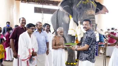 Photo of വടക്കുംനാഥൻ ഗണപതിക്ക് ചന്ദ്രകലാധരഗൗരി സുതൻ പട്ടം നൽകി ആദരിച്ചു.
