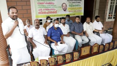 Photo of ഇന്ത്യൻ നാഷ്ണൽ കോൺഗ്രസ്‌ 13 -ാം വാർഡ് വാർഡ് കമ്മിറ്റിയുടെ നേതൃത്വത്തിൽകുടുംബശ്രീ,CUC ഭാരവാഹികൾക്ക്സ്വീകരണവുംയൂത്ത് കോൺഗ്രസ്‌ ദേശിയ വ്യക്താവായി തിരഞ്ഞെടുത്തമുഹമ്മദ്‌ ഹാഷിമിനുംനവ കേരളവും ദുരന്ത നിവാരണ പ്രവർത്തനങ്ങളുമെന്ന പുസ്തകം രചിച്ചഎൻ മദനമോഹനനുംസ്നേഹാദരവും നൽകി.കോൺഗ്രസ്‌ വാർഡ് പ്രസിഡന്റ് കെ എ മുജീബിന്റെ അധ്യക്ഷതയിൽ നടന്ന ചടങ്ങ് ടി എൻ പ്രതാപൻ എം പി ഉത്ഘാടനം ചെയ്തു.