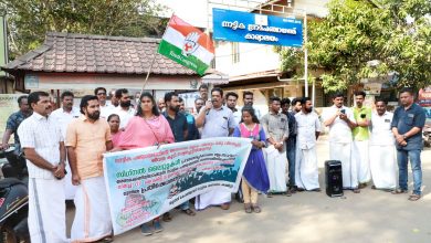 Photo of തൃപ്രയാർ സെന്ററിലെ സിഗ്നൽ ലൈറ്റുകൾ പ്രവർത്തിപ്പിക്കാതെ തൃപ്രയാറിനെ മരണക്കെണിയിലാക്കുന്ന നാട്ടിക പഞ്ചായത്ത് ഭരണസമിതിക്കെതിരെ യൂത്ത് കോൺഗ്രസ്‌ നാട്ടിക മണ്ഡലം കമ്മിറ്റി പ്രധിഷേധത്തെരുവ് സംഘടിപ്പിച്ചു