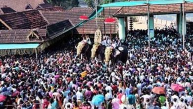 Photo of തൃപ്രയാർ: ആറാട്ടുപുഴ പൂരത്തിന് നായകത്വം വഹിക്കുന്ന തൃപ്രയാർ തേവരുടെ ഗ്രാമപ്രദക്ഷിണത്തിനായുള്ള മകീര്യം പുറപ്പാട് ചൊവ്വാഴ്ച നടക്കും. കർക്കിടകം രാശിയിൽ പകൽ 1.35നും 2.30നും മധ്യേയുള്ള മുഹുർത്തത്തിലാണ് ചടങ്ങ്. ഊരായ്മക്കാർ ക്ഷേത്രത്തിനകത്തുവന്ന് നിയമവെടിക്ക് അനുവാദം നല്കിയശേഷം മണ്ഡപത്തിലെത്തി തേവരെ എഴുന്നള്ളിക്കുവാൻ അനുവാദം നല്കും. തുടർന്ന് തൃക്കോൽ ശാന്തി തേവരുടെ തിടമ്പ് മണ്ഡപത്തിലേക്ക് എഴുന്നള്ളിക്കും. ബ്രാഹ്മണിപ്പാട്ടും മണ്ഡപത്തിൽ പറയും കഴിഞ്ഞ് സേതുകുളത്തിൽ ആറാട്ടിനായി സ്വർണ്ണക്കോലത്തിൽ പുറത്തേക്കെഴുന്നള്ളിക്കും. ആറാട്ട് കഴിഞ്ഞെത്തിയ തേവരെ അകത്തേക്കെഴുന്നള്ളിച്ച് എതൃത്ത് പൂജ, പന്തീരടി പൂജ, ശിവേലി, ശ്രീഭുതബലി എന്നിവ നടത്തും. പിന്നീട് പാണി കൊട്ടി പുറത്തേക്കെഴുന്നള്ളിച്ച് കിണറ്റിൻകരയിൽ ചെമ്പിലാറാട്ട്. തുടർന്ന് അത്താഴപൂജ, അത്താഴ ശീവേലി എന്നിവയുണ്ടാവും. ബുധനാഴ്ച രാവിലെ ഏഴരയോടെ മൂന്ന് ആനകളുടെ അകമ്പടിയിൽ സ്വർണ്ണക്കോലത്തിൽ പഞ്ചാരിമേളത്തിൽ എഴുന്നള്ളിക്കും. പുത്തൻ കുളത്തിൽ ആറാട്ട് കഴിഞ്ഞ് അകത്തേക്ക് എഴുന്നള്ളിക്കും. വൈകുന്നേരം നാലിന് കാട്ടൂർ പൂരത്തിന് പുറപ്പെടും.