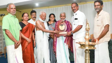 Photo of ശ്രീരാമ സേവ പുരസ്‌കാരം പത്മനാഭൻ എമ്പ്രാതിരിക്ക് സമ്മാനിച്ചു