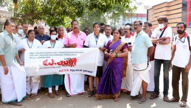 Photo of ആക്ട്സ് തൃപ്രയാർ ബ്രാഞ്ച് ഓഫീസ് താഴിട്ട് പൂട്ടിയതിൽ പ്രതിഷേധിച്ച് ആക്ട്സ് പ്രവർത്തകർ ഗ്രാമപഞ്ചായത്ത് ഓഫീസിന് മുൻപിൽ ധർണ്ണ നടത്തി.തുടർ ചർച്ചയിൽ പഞ്ചായത്ത്. ആക്ട്സ് ഓഫീസ് തുറന്നുതന്ന് പ്രശ്നപരിഹാരമായി.