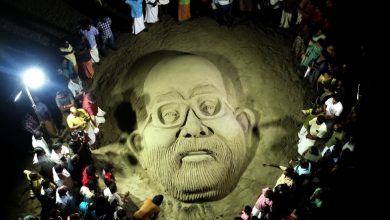 Photo of ഡാവിഞ്ചി സുരേഷിലൂടെ കുഞ്ഞുണ്ണി മാഷ് .കഴിമ്പ്രം ബീച്ച് സ്വപ്നതീരത്ത് സുന്ദര ശില്പമായി മാറി
