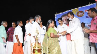 Photo of മത്സ്യത്തൊഴിലാളികൾക്കും ആശാ വർക്കർമാർക്കും വിഷുകോടിയും വിഷുകൈനീട്ടവുമായി സിനിമാതാരം സുരേഷ് ഗോപി നാട്ടിക ബീച്ചിലെത്തി