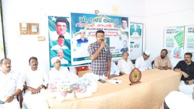Photo of ഇന്ത്യൻ യൂണിയൻ മുസ്ലിംലീഗ് വലപ്പാട് പഞ്ചായത്ത് കമ്മിറ്റിയുടെയും ശിഹാബ് തങ്ങൾ റിലീഫ് സെല്ലിൻറയും ആഭിമുഖ്യത്തിൽ പഞ്ചായത്തിലെ നിർധനരായ മുന്നൂറിൽപ്പരം കുടുംബങ്ങൾക്ക് പെരുന്നാൾ കിറ്റ് വിതരണവും;ഉമ്മമാർക്ക് നമസ്കാര കുപ്പായം വിതരണവും ;വലിയകത്ത് ബഷീർ മകൻ ഹാഫിള് മുഹമ്മദ് അസ്ലമിനെ മോമെന്റൊയും ക്യാഷ് അവാർഡും നൽകി
