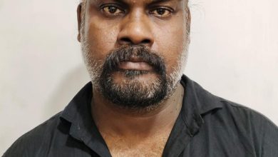 Photo of തളിക്കുളം കൊപ്രക്കളത്തിന് സമീപം ഇന്ന് രാവിലെയുണ്ടായ അപകടത്തിൽ മരിച്ച കാർ യാത്രക്കാരിയായ വയോധികയുടെ മൂന്ന് പവനോളം വരുന്ന മാല കവർന്നയാളെ നാട്ടുകാർ കയ്യോടെ പിടികൂടി പോലിസിലേൽപ്പിച്ചു. കാഞ്ഞാണി അമ്പലക്കാട് പട്ടാടത്ത് ബാബു (40) വിനെയാണ് വലപ്പാട് പോലീസ് അറസ്റ്റ് ചെയ്ത്.
