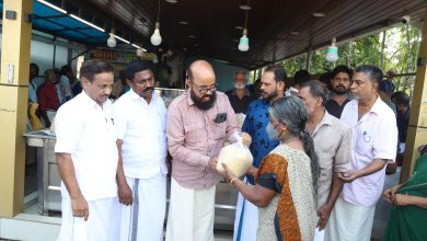 Photo of നാട്ടിക :PMN ഫിഷ് സെൻ്ററിൽ അരി കിറ്റ് വിതരണം നടത്തി.