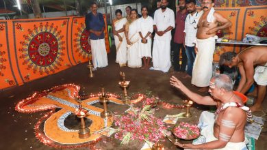 Photo of തൃപ്രയാർ വടക്കേടത്ത് കളരിയിൽ പ്രതിഷ്ഠയോടനുബനധിച്ച് പാതിരാ കുന്ന് മന സദാനന്ദൻ നമ്പൂതിരിയുടെ നേതൃത്വത്തിൽ നടന്ന സർപ്പബലി