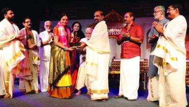 Photo of പെരിങ്ങോട്ടുകര: ദേവസ്ഥാനം കലാപീഠത്തിന്റെ സമഗ്ര സംഭാവന പുരസ്കാരങ്ങൾ വിതരണം ചെയ്തു.