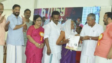 Photo of മുഖ്യമന്ത്രിയിൽ നിന്ന് പട്ടയം; നിറകണ്ണുകളോടെ ഐഷുമ്മ