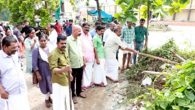 Photo of വലപ്പാട് ഗ്രാമ പഞ്ചായത്ത്‌ മാലിന്യ മുക്ത കേരളത്തിന്റെ ഭാഗമായി  മഴക്കാലപൂർവ്വ ജനകീയ ശുചീകരണം  നടത്തി. എടമുട്ടം സെന്റർ പരിസരത്തു നടന്ന ശുച്ചികരണ ഉദ്ഘാടനം  നാട്ടിക MLA ശ്രീ CC മുകുന്ദൻ നിർവഹിച്ചു