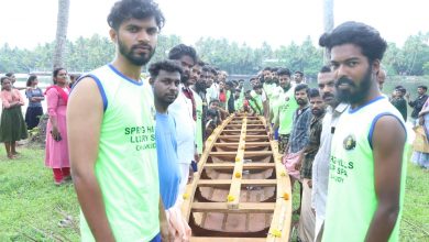 Photo of PBC പുളിയംതുരുത്ത് ആർട്സ് & സ്പോർട്ട്സ് ക്ലബ്ബിൻ്റെ ഒരു കൂട്ടം യുവാക്കളുടെ സ്വപ്നമായ ട്രയൽ വളളം നീരണയുന്ന അന്ന് തന്നേ നൂറോളം വിദ്യാർത്ഥികൾക്ക് പാഠനോപ്പകരണങ്ങൾ വിതരണം നടത്തി,