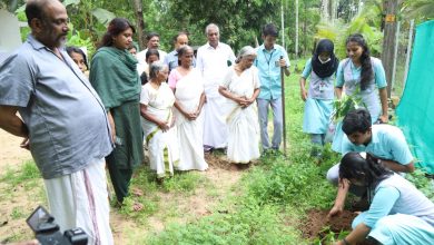 Photo of ലോക പരിസ്ഥിതി ദിനത്തോടനുബന്ധിച്ച് എസ് എൻ ട്രസ്റ്റ് ഹയർസെക്കൻഡറി സ്കൂളിലെ എൻഎസ്എസ് യൂണിറ്റ് വിദ്യാർത്ഥികൾ ചൂലൂർ യോഗിനി മാതാ ബാലിക സേവാ കേന്ദ്രത്തിൻ കീഴിലുള്ള ശ്രീ ഭുവനേശ്വരി മാതൃ മന്ദിരത്തിൽ നാടൻ വൃക്ഷത്തൈകൾ വെച്ചുപിടിപ്പിച്ചു