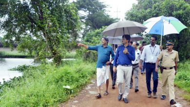 Photo of വെള്ളക്കെട്ടിന് പരിഹാരവുമായി ജില്ലാ കളക്ടര്‍ മഴയെത്തുടര്‍ന്ന് തൃശ്ശൂര്‍ കോര്‍പ്പറേഷനിലെ പൂങ്കുന്നം, അയ്യന്തോള്‍, പുതൂര്‍ക്കര പ്രദേശങ്ങളിലെ തോടുകളിലും ചാലുകളിലുമുണ്ടായ വെള്ളക്കെട്ടിന് പരിഹാരം കാണാന്‍ നിര്‍ദ്ദേശം. ജില്ലാ കളക്ടര്‍ വി.ആര്‍. കൃഷ്ണ തേജയുടെ അധ്യക്ഷതയില്‍ ജില്ലാ ദുരന്തനിവാരണ അതോറിട്ടി യോഗത്തിലാണ് നിര്‍ദ്ദേശം. വീടുകളില്‍ വെള്ളം കയറിയ സാഹചര്യത്തിലും തോടുകളില്‍ നിന്നും വെള്ളം കവിഞ്ഞൊഴുകി റോഡിലും വെള്ളം കെട്ടിക്കിടന്ന് ഗതാഗത തടസ്സമുണ്ടായതിന്റെ അടിസ്ഥാനത്തിലാണ് പരിഹാരത്തിന് കളക്ടര്‍ നിര്‍ദ്ദേശിച്ചത്. ചാലുകളിലേയും തോടുകളിലേയും ചണ്ടി നീക്കും. ചേറ്റുപുഴ ഭാഗത്തെ ചാലുകളിലെ കുളവാഴ, ചണ്ടി, കരിവാരി നീക്കം ചെയ്ത് പ്രശ്‌നത്തിന് പരിഹാരം കാണാനാണ് ബന്ധപ്പെട്ടവര്‍ക്ക് നിര്‍ദ്ദേശം. ദുരന്ത നിവാരണ ഡെപ്യൂട്ടി കളക്ടര്‍, പ്രിന്‍സിപ്പല്‍ അഗ്രികള്‍ച്ചര്‍ ഓഫീസര്‍ എന്നിവരും ഇറിഗേഷന്‍, കെ.എല്‍.ഡി.സി ഉദ്യോഗസ്ഥരും വെള്ളക്കെട്ട് നീക്കം ചെയ്യുന്നതിന്റെ ഭാഗമായി പുഴക്കല്‍ മുതല്‍ ഏന്മാവ് വരെ നാളെ (നവംബര്‍ 8 ) രാവിലെ മുതല്‍ പരിശോധന നടത്തും. വെള്ളക്കെട്ടുണ്ടാകുന്നതിന്റെ കാരണങ്ങള്‍ കണ്ടെത്തുകയും അതിന് പരിഹാര മാര്‍ഗങ്ങള്‍ ദുരന്ത നിവാരണ അതോറിറ്റിയ്ക്ക് മുമ്പാകെ പരിശോധന സംഘം സമര്‍പ്പിക്കുകയും ചെയ്യും.  നവംബര്‍ 10 ന് ഡിഡിഎം കൂടാനും തീരുമാനിച്ചു. പാടശേഖരങ്ങളിലേക്കും ചുറ്റുപാടുകളിലേക്കും സാഹചര്യം കണക്കിലെടുത്ത് വെള്ളക്കെട്ട് ഒഴിവാക്കുന്നതിനു അനുയോജ്യമായ മാര്‍ഗ്ഗങ്ങളാണ് സ്വീകരിക്കുക. ഇന്ന്  (നവംബര്‍ 7) വൈകീട്ട് തുടങ്ങിയ പ്രവൃത്തി അടിയന്തിരമായി പൂര്‍ത്തീകരിക്കുന്നതിനും ആവശ്യമായ നടപടി സ്വീകരിക്കുന്നതിനും മേജര്‍ ഇറിഗേഷന്‍ വിഭാഗത്തിന് നിര്‍ദ്ദേശം നല്‍കി. ജില്ലാ കളക്ടര്‍ വെള്ളക്കെട്ടുള്ള സ്ഥലങ്ങള്‍ സന്ദര്‍ശിച്ച് നടപടികള്‍ക്ക് വേഗത കൂട്ടി. പി. ബാലചന്ദ്രന്‍ എംഎല്‍എയും ജനപ്രതിനിധികളും റവന്യു ഉദ്യോഗസ്ഥരും കഴിഞ്ഞ ദിവസം വെള്ളക്കെട്ട് പ്രദേശം സന്ദര്‍ശിച്ചിരുന്നു.  ഒഴുക്കിന് തടസ്സമായ കുളവാഴയും മറ്റും നീക്കം ചെയ്ത് വെള്ളക്കെട്ട് ഒഴിവാക്കുന്നതിന്റെ ഭാഗമായി ജില്ലാ കളക്ടര്‍ വി.ആര്‍. കൃഷ്ണ തേജ പുല്ലഴി, ചേറ്റുപുഴ എന്നിവിടങ്ങള്‍ സന്ദര്‍ശിച്ചു. ദുരന്ത നിവാരണ ഡെപ്യൂട്ടി കളക്ടര്‍ റെജില്‍, മറ്റ് വകുപ്പ് തല ഉദ്യോഗസ്ഥര്‍, കര്‍ഷകര്‍ എന്നിവരും കളക്ടറോടൊപ്പമുണ്ടായിരുന്നു.