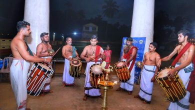 Photo of തൃപ്രയാർ ശ്രീരാമ ക്ഷേത്രത്തിൽ ഏകാദശിയോടനുബന്ധിച്ച് വാദ്യകലാ ആസ്വാദക സമിതി നടത്തി വരുന്ന വാദ്യോപാസനയിൽ പൂക്കോട് ഉണ്ണികൃഷണ മാരാർ തായമ്പക അവതരിപ്പിക്കുന്നു .