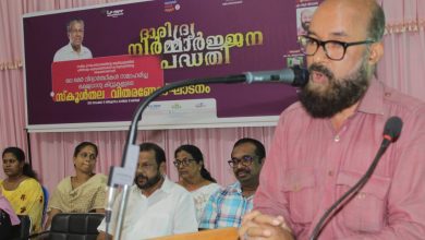 Photo of തൃപ്രയാർ: സർക്കാരിന്റെ ദാരിദ്രനിർമ്മാർജന പദ്ധതികളുടെ ഭാഗമായി ജില്ലാ കലക്ടറുടെ നിർദ്ദേശപ്രകാരം നാട്ടിക ഗ്രാമപഞ്ചായത്തിന്റെ ആഭിമുഖ്യത്തിൽ നടപ്പിലാക്കുന്ന കാരുണ്യത്തിന്റെ കൈത്താങ്ങ് എന്ന പദ്ധതിയുടെ സ്കൂൾ തല ഉദ്ഘാടനം തൃപ്രയാർ ലെമർ പബ്ലിക് സ്കൂളിൽ നടന്നു.ലെമർ വിദ്യാർത്ഥികൾ സമാഹരിച്ചഭക്ഷ്യധാന്യ  കിറ്റുകൾ പഞ്ചായത്തിലെ നിർധന കുടുംബങ്ങൾക്ക് നൽകി നാട്ടിക ഗ്രാമപഞ്ചായത്ത് പ്രസിഡൻറ് എം. ആർ. ദിനേശൻ ചടങ്ങ് ഉദ്ഘാടനം നിർവഹിച്ചു. പെർസ്പെക്റ്റീവ് എഡ്യൂക്കേഷണൽ ട്രസ്റ്റ് സെക്രട്ടറി     കെ . കെ  അബ്ദുൽ ലത്തീഫ് ചടങ്ങിൽ അധ്യക്ഷത വഹിച്ചു .നാട്ടിക ഗ്രാമപഞ്ചായത്ത് വൈസ് പ്രസിഡൻറ് രജനി ബാബു ,ആരോഗ്യ വിദ്യാഭ്യാസ സ്റ്റാൻഡിങ് കമ്മിറ്റി ചെയർമാൻ   കെ കെ.സന്തോഷ് മെമ്പർമാരായ റസീന, ഗ്രീഷ്മ  സുഖിലേഷ് പഞ്ചായത്ത് അസിസ്റ്റൻറ് സെക്രട്ടറി പ്രീത, സ്കൂൾ ട്രഷറർ ഇ. എ .ഹാരിസ്, മാനേജർ ഐ.ടി. മുഹമ്മദലി, ലെമർ പ്രിൻസിപ്പൽ  ടെസ്സി. ജോസ്. കെ ,രക്ഷാകർതൃ പ്രതിനിധികളായ അമ്പിളി മോഹൻ, നജ്മ  ഹാരിസ്, സഫീന എന്നിവർ പ്രസംഗിച്ചു.