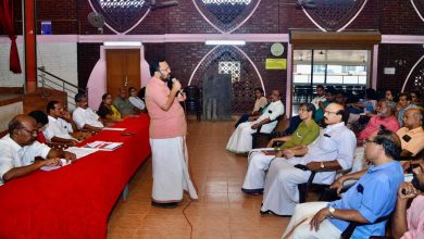 Photo of നവകേരള സദസ്സ്; നാട്ടിക മണ്ഡലം തല അവലോകന യോഗം ചേര്‍ന്നു  നാട്ടിക മണ്ഡലം തല നവകേരള സദസ്സിന്റെ പ്രവര്‍ത്തനങ്ങള്‍ക്കായി റവന്യൂ ഭവന നിര്‍മ്മാണ വകുപ്പ് മന്ത്രി കെ. രാജന്റെ നേതൃത്വത്തില്‍ അവലോകന യോഗം ചേര്‍ന്നു. നാട്ടിക മണ്ഡലത്തിലെ ഓരോ ബൂത്ത് തലങ്ങളില്‍ നിന്ന് വീട്ടുമുറ്റ യോഗങ്ങളിലേക്കും അവിടെ നിന്ന് ഓരോ കുടുംബത്തിലേക്കും നവകേരള നിര്‍മ്മിതിയുടെ ആശയ പ്രവര്‍ത്തനങ്ങള്‍ എത്തുന്നതിന് വേണ്ടി കൂട്ടായി പ്രവര്‍ത്തിക്കണം. നവംബര്‍ 15 നകം സബ് കമ്മിറ്റി യോഗങ്ങള്‍ ചേര്‍ന്ന് വിപുലമായ പരിപാടികള്‍ക്ക് വേണ്ട കൃത്യമായ ചുമതലകള്‍ ഓരോ കമ്മിറ്റിക്കും നല്‍കാന്‍ മന്ത്രി നിര്‍ദ്ദേശിച്ചു. അതിനോടൊപ്പം കമ്മിറ്റി പ്രവര്‍ത്തങ്ങള്‍ സംബന്ധിച്ച് ബഡ്ജറ്റ് തയ്യാറാക്കാനും മന്ത്രി നിര്‍ദ്ദേശം നല്‍കി. ഡിസംബര്‍ 5 ന് നാട്ടികയില്‍ നടക്കുന്ന നവകേരള സദസ്സ് മുന്നൊരുക്കങ്ങളുടെ ഭാഗമായി പരമാവധി മണ്ഡലം തല പ്രചരണം ഉറപ്പ് വരുത്തുന്നതിനും മന്ത്രി നിര്‍ദ്ദേശിച്ചു.  ചാഴൂര്‍ അച്യുത മേനോന്‍ സ്മാരക കമ്മ്യൂണിറ്റി ഹാളില്‍ നടന്ന യോഗത്തില്‍ സി.സി മുകുന്ദന്‍ എംഎല്‍എ അധ്യക്ഷത വഹിച്ചു. മണ്ഡലം തല കോര്‍ഡിനേറ്ററായ ജില്ലാ സപ്ലൈ ഓഫീസര്‍ പി.ആര്‍ ജയചന്ദ്രന്‍, ജില്ലാ പഞ്ചായത്തംഗം ഷീന പറയങ്ങാട്ടില്‍, ചേര്‍പ്പ് ബ്ലോക്ക് പഞ്ചായത്ത് പ്രസിഡന്റ് എ.കെ. രാധാകൃഷ്ണന്‍ മാസ്റ്റര്‍, ജില്ലാപഞ്ചായത്ത് മെമ്പര്‍ വി.ജി വനജകുമാരി, പ്രോഗ്രാം കമ്മിറ്റിയംഗം പി.ആര്‍. വര്‍ഗ്ഗീസ് മാസ്റ്റര്‍, മണ്ഡലത്തിന് കീഴിലെ ഗ്രാമപഞ്ചായത്ത് പ്രസിഡന്റുമാര്‍, വകുപ്പ് ഉദ്യോഗസ്ഥര്‍, സബ് കമ്മിറ്റി അംഗങ്ങള്‍, ജനപ്രതിനിധികള്‍ തുടങ്ങിയവര്‍ പങ്കെടുത്തു.