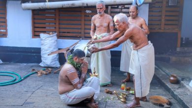 Photo of തൃപ്രയാർ ശ്രീരാമ സ്വാമി ക്ഷേത്രത്തിലെ അംഗുലീയാങ്കം കൂത്തിന് പുതിയ ചാക്യാരെ അവരോധിക്കുന്ന  ചടങ്ങ് തന്ത്രി ബ്രഹ്മശ്രീ തരണനല്ലൂർ പടിഞ്ഞാറെ മന പത്മനാഭൻ നമ്പൂതിരിപ്പാടിന്റെ കർമ്മികത്വത്തിൽ നടന്നു.    തൃപ്രയാർ ശ്രീരാമ സ്വാമി ക്ഷേത്രത്തിലെ അംഗുലീയാങ്കം കൂത്തിന് പുതിയ ചാക്യാരെ അവരോധിക്കുന്ന  ചടങ്ങ് തന്ത്രി ബ്രഹ്മശ്രീ തരണനല്ലൂർ പടിഞ്ഞാറെ മന പത്മനാഭൻ നമ്പൂതിരിപ്പാടിന്റെ കർമ്മികത്വത്തിൽ നടന്നു. അമ്മന്നൂർ രജനീഷ് ചാക്യാരെയാണ് പുതിയ ചാക്യാരായി അവരോധിച്ചിട്ടുള്ളത്.ചടങ്ങിൽ ദേവസ്വം ബോർഡ്‌ പ്രസിഡന്റ്‌ ഡോ എം കെ സുദർശൻ, മെമ്പർമാരായ പ്രേം രാജ് ചൂണ്ടലത്, എം ബി മുരളീധരൻ, ഡെപ്യൂട്ടി കമ്മിഷണർ സുനിൽ കുമാർ, അസിസ്റ്റന്റ് കമ്മിഷണർ വി എൻ സ്വപ്ന, ഡെപ്യൂട്ടി സെക്രട്ടറി എം മനോജ്‌കുമാർ, മാനേജർ സുരേഷ് കുമാർ,ക്ഷേത്രം ഊരാളൻ  ബ്രഹ്മശ്രീ പുന്നപ്പിള്ളി ഉണ്ണികൃഷ്ണൻ നമ്പൂതിരി, ശ്രീ രാജൻ, പ്രകാശൻ (ഉപദേശക samithy)എന്നിവർ പങ്കെടുത്തു.