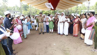 Photo of സമഗ്ര ശിക്ഷാ കേരളം ബിആർ സി തളിക്കുളത്തിന്റെ നേതൃത്വത്തിൽ ഭിന്നശേഷി മാസാചരണത്തിൻ്റെ ഭാഗമായി വിളംബര ജാഥ സംഘടിപ്പിച്ചു.ബി ആർ സി തളിക്കുളത്തെ ട്രെയിനർ ടിവി ചിത്രകുമാർ സ്വാഗതം പറഞ്ഞ ചടങ്ങിൽ തളിക്കുളം ബ്ലോക്ക് ക്ഷേമകാര്യ സ്റ്റാൻഡിങ് കമ്മിറ്റി ചെയർമാൻ മല്ലിക ദേവൻ അധ്യക്ഷനായിരുന്നു. തളിക്കുളം ബ്ലോക്ക് പ്രസിഡൻറ് ശ്രീ. കെ സി പ്രസാദ് ഉദ്ഘാടനം നിർവഹിച്ചു. തളിക്കുളം സ്പെഷ്യൽ എഡ്യൂക്കേറ്റർ സിമി സത്യൻ പ്രതിജ്ഞ ചൊല്ലിക്കൊടുത്തു. തളിക്കുളം ബിപിസി സിന്ധു ടീച്ചർ പ്രയാണത്തിന് തുടക്കം കുറിച്ചുകൊണ്ട് പഞ്ചഗുസ്തി ചാമ്പ്യൻഷിപ്പിൽ സംസ്ഥാനതലത്തിലേക്ക് സെലക്ഷൻ ലഭിച്ച തളിക്കുളം ബിആർസിയിലെ കായിക താരം കൃഷ്ണാഞ്ജനയ്ക്ക് കൈമാറി. ആശംസകളുമായി സുശീല സോമൻ, സന്തോഷ്, കല ടീച്ചർ മണികണ്ഠൻ, ശുഭനാരായണൻ, ശാന്തി ഭാസി തുടങ്ങി പഞ്ചായത്ത് ബ്ലോക്ക് പഞ്ചായത്ത് ഐസിഡിഎസ് പ്രതിനിധികൾ സന്നിഹിതരായിരുന്നു. വിവിധ സ്കൂൾ പ്രധാനാധ്യാപകർ ചടങ്ങിൽ പങ്കെടുത്തു. ഭിന്നശേഷി കുട്ടികളെ സമൂഹത്തിന്റെ മുൻനിരയിൽ എത്തിക്കുക എന്ന ലക്ഷ്യത്തോടെ കൂടി BRC തളിക്കുളം സംഘടിപ്പിച്ച വിളംബര ജാഥയിൽ സമൂഹത്തിന്റെ വിവിധ തുറയിലുള്ള കുട്ടികൾ പങ്കെടുത്തു. വിവിധ സ്കൂളുകളിൽ നിന്ന് എൻസിസി, എൻഎസ്എസ് ,സ്കൗട്ട് ഗൈഡ് ,എസ് പി സി.JRC എന്നിവരുടെ സാന്നിദ്ധ്യം എടുത്തു പറയേണ്ടതാണ്.വിവേചനങ്ങൾ ഇല്ലാത്ത ലോകം അതല്ലേ നമ്മുടെ സ്വപ്നം. ഭിന്നശേഷി സൗഹൃദ സമൂഹം അതായിരിക്കട്ടെ നമ്മുടെ ലക്ഷ്യം. ഏവർക്കും പ്രാപ്യവും തുല്യവുമായ ലോകം അതാണ് നമ്മുടെ ആഗ്രഹം .ഭിന്നശേഷി ഉന്നമനം സമൂഹ പങ്കാളിത്തത്തോടെ അതാണ് നമ്മുടെ മുദ്രാവാക്യം. നിയമങ്ങളും ഗവൺമെൻറും മാറിയാലും സമൂഹം മാറിയാൽ അല്ലേ മാറ്റം ഉണ്ടാവുകയുള്ളൂ. അതിനുവേണ്ടിയുള്ള ഒരു ചെറിയ ശ്രമം. തളിക്കുളം ബിആർസിയുടെ ആഭിമുഖ്യത്തിൽ നടക്കുന്ന ഭിന്നശേഷി മാസാചരണത്തിന്റെ വിളംബര ഘോഷയാത്രയാണ് തൃപ്രയാർ മുതൽ നാട്ടിക വരെ നടത്തിയത്ബിആർസി തളിക്കുളം സ്പെഷ്യൽ എഡ്യൂക്കേറ്റർ ജലജ ടീച്ചർ നന്ദി പറഞ്ഞു