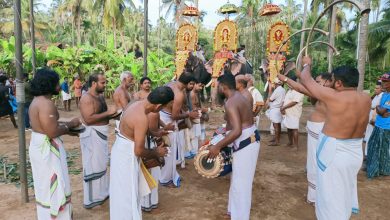 Photo of തളിക്കുളം വല്ലത്ത് ശ്രീഭഗവതി ക്ഷേത്രത്തിലെ ഉത്സവം ആഘോഷിച്ചു.  രാവിലെ വിശേഷാൽ പൂജകൾക്ക് ശേഷം കാഴ്ചശീവേലി പ്രസാദ ഊട്ട് ഉച്ചതിരിഞ്ഞ് 4 മണിയ്ക്ക് 3 ആനകൾ അണിനിരന്ന കൂട്ടി എഴുന്നള്ളിപ്പ് നടന്നു കുന്നത്തൂർ രാമു ഭഗവതിയുടെ തിടമ്പേറ്റി പെരുമ്പാവൂർ അരുൺ അയ്യപ്പൻ അക്കിക്കാവ് കാർത്തികേയൻ എന്നീ അനകളും അണിനിരന്നു . പെരുവനം സതീശൻ മാരാരുടെ നേതൃത്വത്തിലുള്ള മേളം എഴുന്നള്ളിപ്പിന് അകമ്പടിയേകി വൈകീട്ട് ദീപാരാധന തായമ്പക  വർണ്ണമഴ എന്നിവയും നടന്നു ക്ഷേത്രം തന്ത്രി പറവൂർ രാകേഷ് തന്ത്രി ക്ഷേത്ര ചടങ്ങുകൾക്ക് മുഖ്യ കാർമ്മികത്വം വഹിച്ചു സുനിൽ ശാന്തി .സനീഷ് ശാന്തി എന്നിവർ സഹകാർമ്മികരായി ക്ഷേത്രഭാരവാഹികളായ പ്രസിഡണ്ട് വി വി രാജൻ . സെക്രട്ടറി വി.വി ബാബു . ഖജാൻജി വി.പി ശശീന്ദ്രൻ . രക്ഷാധികാരികളായ അജിത്ത് രാജ് സോമസുന്ദരൻ എന്നിവർ നേതൃത്വം നൽകി.