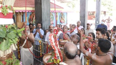 Photo of തളിക്കുളം എരണേഴത്ത് ശ്രീ ഭഗവതി ക്ഷേത്ര മഹോത്സവത്തിന് കോടിയേറി.  തളിക്കുളം എരണേഴത്ത് ശ്രീ ഭഗവതി ക്ഷേത്ര മഹോത്സവത്തിന് കോടിയേറി. ക്ഷേത്രം തന്ത്രി ബ്രഹ്മശ്രീ സി ബി പ്രകാശൻ ശാന്തിയുടെ കർമികത്യത്തിൽ നടന്ന ചടങ്ങിൽ ക്ഷേത്രം മേൽശാന്തി സി എസ് ധനേഷ് ശാന്തിമാരായ സഞ്ജയ്‌,  സലീഷ്, പ്രഭീഷ്  ജയപ്രകാശൻ സി.എസ് തുടങ്ങിയവർ സഹ കാർമികത്വം വഹിച്ചു. ക്ഷേത്രം ഭാരവാഹികളായ പ്രസിഡന്റ്‌ എ ആർ റോഷ് സെക്രട്ടറി ഇ. വി എസ് സ്മിത്ത് ട്രഷറർ ഇ.വി ഷെറി, ഉന്നതാധികാര പ്രസിഡന്റ് ഇ.വി. കെ ശശികുമാർ, ഇ. എസ് ഷൈജു, , പ്രിൻസ് മദൻ തുടങ്ങിയവരും മറ്റു ഭാരവാഹികളും കുടുംബാംഗങ്ങളും ഭക്തജനങ്ങളും പങ്കെടുത്തു. ക്ഷേത്രോത്സവം ഫെബ്രുവരി 9 ന് നടക്കും….