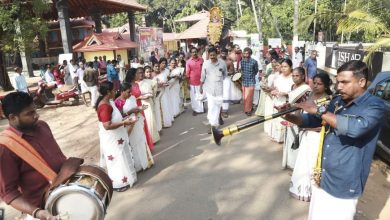 Photo of ഗ്രാമപ്രദക്ഷിണം ഭക്തിനിർഭരമായി. തളിക്കുളം ഏരണേഴുത്ത് ശ്രീഭഗവതി ക്ഷേത്രത്തിലെ ഉത്സവത്തിന് മുന്നോടിയായുള്ള ഗ്രാമപ്രദക്ഷിണം ഭക്തിനിർഭരമായി. രാവിലെ  നിർമാല്യദർശനം,കലശാഭിഷേകം,ശ്രീഭൂതബലി എന്നിവക്ക് ശേഷം ഗ്രാമപ്രദക്ഷിണ ചടങ്ങുകൾക്ക് തുടക്കമായി.സി.ബി.പ്രകാശൻ തന്ത്രികളുടെ മുഖ്യകാർമികത്വത്തിൽ നടന്ന ചടങ്ങിന് ശേഷം ഭഗവതിയുടെ തിടമ്പേറ്റി ക്ഷേത്ര പ്രദക്ഷിണം നടന്നു.തുടർന്ന് പൂത്താലങ്ങളോടെയും,വാദ്യ മേളങ്ങളുടെയും അകമ്പടിയോടെ ഭഗവതിയുടെ ഗ്രാമപ്രദക്ഷിണത്തിന് തുടക്കമായി.പ്രദക്ഷിണ വഴികളിൽ വീടുകൾക്ക് മുന്നിൽ  ഭക്തർ നിലവിളക്കും,നിറപറയും വെച്ച്  ഭഗവതിയെ വരവേറ്റു ഗ്രാമപ്രദക്ഷിണത്തിന് ശേഷം വൈകീട്ട് ക്ഷേത്ര നടയ്ക്കൽ പറ നടന്നു.ക്ഷേത്രം ഭരണസമിതി ഭാരവാഹികളായ എ.ആർ.റോഷ്,ഇ.വി.എസ് സ്മിത്ത്,ഇ.എസ്.ഷൈജു,പ്രിൻസ് മദൻ,ഇ.വി.ഷെറി എന്നിവർ ചടങ്ങിന് നേതൃത്വം നൽകി.