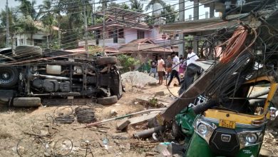 Photo of കാറും ഓട്ടോയും കൂട്ടിയിടിച്ച് ഓട്ടോ ഡ്രൈവർ തൃവേണി സ്വദേശി രതീഷ് മരിച്ചു. തളിക്കുളം ഹൈസ്കൂൾ മൈതാനത്തിന് സമീപം.കാറും ഓട്ടോയും കൂട്ടിയിടിച്ച് ഓട്ടോ ഡ്രൈവർ തൃവേണി സ്വദേശി രതീഷ് മരിച്ചു. വൈദ്യുതി പോസ്റ്റും ഓട്ടോയും തകർന്നു. രതീഷ് പോസ്റ്റിനടിയിൽ പെട്ട് തൽക്ഷണം മരിച്ചു  കാർ മറിഞ്ഞു. കാറിലുണ്ടായിരുന്നവർക്ക് പരിക്കേറ്റു