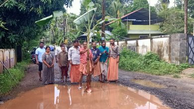 Photo of കിഴപ്പുള്ളിക്കര അഴിമാവ് റോഡിൽ. വലിയ കുഴി. നാട്ടുകാർ വാഴനട്ട് പ്രതിഷേധിച്ചു. പ്രതിഷേധം. കൃഷ്ണനുണ്ണി. ഉദ്ഘാടനം ചെയ്തു നിഖിൽദാസ്. ജയശങ്കർ അറക്കൽ അപർണ ജയശങ്കർ.. ഗോവിന്ദൻ മാസ്റ്റർ. മണി സഖാവ്.  കിംഗ്സ് കാറ്ററിംഗ് സ്റ്റാഫ് അംഗങ്ങൾ.  കറുപ്പം വീട്ടിൽ  ബഷീർ. രാജൻ ഞാറ്റുവേല. എന്നിവർ പ്രതിഷേധത്തിൽ പങ്കെടുത്തു..റോഡിൽ  നിരവധി പേരാണ് ദിവസവും കുഴിയിൽ വീണ് അപകടം പറ്റുന്നത്.