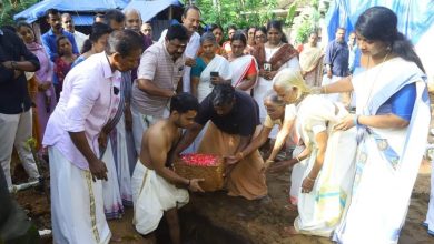 Photo of നാട്ടിക എസ് എൻ ട്രസ്റ്റ് ഹയർസെക്കൻഡറി സ്കൂളിലെ എൻ ,എസ് എസ് യൂണിറ്റിലെ വിദ്യാർത്ഥികൾ തണൽ എന്ന പദ്ധതിയുടെ ഭാഗമായി ഒരുക്കുന്ന രണ്ടാമത്തെ ഭവനത്തിനുള്ള കല്ലിടൽ കർമ്മം ഭുവനേശ്വരി മാതൃ മന്ദിരത്തിലെ അമ്മമാരായ ലളിത.ശാരദ എന്നിവർ ചേർന്ന് നിർവഹിച്ചു*