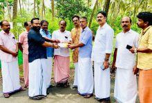 Photo of തളിക്കുളം ബ്ലോക്ക് പഞ്ചായത്ത് മെമ്പർ ഭഗീഷ് പൂരാടന്റെ ഈ മാസത്തെ ഓണറേറിയം അകാലത്തിൽ ചരമമണഞ്ഞ ബിജെപി പ്രവർത്തകന്റെ കുടുംബത്തിന് നൽകുന്നതിനുവേണ്ടി പഞ്ചായത്ത് പ്രസിഡന്റ് മണികണ്ഠൻ ആലയിലിനും ജനറൽ സെക്രട്ടറി ബെന്നി അറക്കലിനും കൈമാറി. ചടങ്ങിൽ നിയോജക മണ്ഡലം ജനറൽ സെക്രട്ടറി ഷൈൻ നെടുയിരിപ്പിൽ, ഷാജി ആലുങ്ങൽ, പ്രേമദാസ് പുളിക്കൽ, ശശി കുട്ടംപറമ്പത്ത് എന്നിവർ പങ്കെടുത്തു. ഭഗീഷ് പുരാടന്റെ ഇത് ഉൾപ്പെടെ നാലര വർഷത്തെ ഓണറേറിയവും സേവന പ്രവർത്തനങ്ങൾക്കായി നൽകിവരുന്നത്