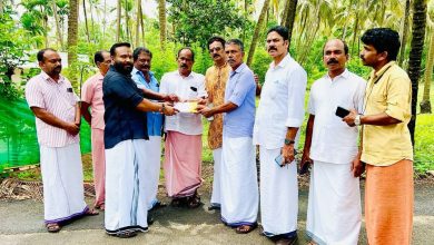 Photo of തളിക്കുളം ബ്ലോക്ക് പഞ്ചായത്ത് മെമ്പർ ഭഗീഷ് പൂരാടന്റെ ഈ മാസത്തെ ഓണറേറിയം അകാലത്തിൽ ചരമമണഞ്ഞ ബിജെപി പ്രവർത്തകന്റെ കുടുംബത്തിന് നൽകുന്നതിനുവേണ്ടി പഞ്ചായത്ത് പ്രസിഡന്റ് മണികണ്ഠൻ ആലയിലിനും ജനറൽ സെക്രട്ടറി ബെന്നി അറക്കലിനും കൈമാറി. ചടങ്ങിൽ നിയോജക മണ്ഡലം ജനറൽ സെക്രട്ടറി ഷൈൻ നെടുയിരിപ്പിൽ, ഷാജി ആലുങ്ങൽ, പ്രേമദാസ് പുളിക്കൽ, ശശി കുട്ടംപറമ്പത്ത് എന്നിവർ പങ്കെടുത്തു. ഭഗീഷ് പുരാടന്റെ ഇത് ഉൾപ്പെടെ നാലര വർഷത്തെ ഓണറേറിയവും സേവന പ്രവർത്തനങ്ങൾക്കായി നൽകിവരുന്നത്
