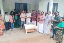 Photo of എസ്എസ്എൽസി പരീക്ഷയിൽ ഉന്നത വിജയം നേടിയവർക്ക് മഹാത്മ ഗാന്ധി വിദ്യഭ്യാസ പുരസ്കാരങ്ങൾ വിതരണം ചെയ്തു………തൃപ്രയാർ :എസ്എസ്എൽസി പരീക്ഷയിൽ എ പ്ലസ് അടക്കം ഉന്നത വിജയം നേടിയ നാട്ടിയോ ഗ്രാമപഞ്ചായത്ത് നാലാം വാർഡിലെ വിദ്യാർത്ഥികൾക്ക് ഇന്ത്യൻ നാഷണൽ കോൺഗ്രസ് നാട്ടിക നാലാം അവാർഡ് കമ്മിറ്റിയുടെ നേതൃത്വത്തിൽ മഹാത്മാഗാന്ധി വിദ്യാഭ്യാസ പുരസ്കാരങ്ങൾ വിതരണം ചെയ്തു. മഹാത്മാഗാന്ധി വിദ്യാഭ്യാസ പുരസ്കാര വിതരണം ഡിസിസി ജനറൽ സെക്രട്ടറി സി എം നൗഷാദ് നിർവഹിച്ചു, കോൺഗ്രസ് നാട്ടിക നാലാം വാർഡ് പ്രസിഡന്റ് ശ്രീദേവി സദാനന്ദൻ അധ്യക്ഷത വഹിച്ചു, കോൺഗ്രസ് നാട്ടിക മണ്ഡലം പ്രസിഡന്റ് പി എം സിദ്ദിഖ്, യൂത്ത് കോൺഗ്രസ് നാട്ടിക മണ്ഡലം പ്രസിഡണ്ട് രാനിഷ് കെ രാമൻ, പുഷ്പാംഗദൻ ഞായക്കാട്ട്, ജയരാമൻ അണ്ടെഴത്ത്, സുബ്രമുണ്യൻ മന്ത്ര,വിശ്വനാഥൻ കൊടപ്പുള്ളി, സരോജിനി പേരോത്ത്,പി കെ കൃഷ്ണകുമാർ,പ്രമീള പൂക്കാട്ട് ,ഷനിൽ കൊടുവത്ത് ,സത്യഭാമ രാമൻ ,കല്യാണി സദാനന്ദൻ ,എന്നിവർ പങ്കെടുത്തു,ഫുൾ എ പ്ലസ് കിട്ടിയ ആമീൻ അലി ,ഉന്നത വിജയം നേടിയ അഞ്ജന രാമദാസ് ,എ ഡി ആദിൽ, മിഥുൻ കൃഷ്ണ ,അഭയ് സുനിൽ, ശീതൾ കെ ആർ ,അതുൽ കൃഷ്ണ ,ഐഷ വി എം, ദാക്ഷ് ധാർമിക്, സഹദ് സുധീർ എന്നീ വിദ്യാർത്ഥികൾക്കാണ് മഹാത്മാ ഗാന്ധി വിദ്യാഭ്യാസ പുരസ്‌കാരം നൽകിയത്