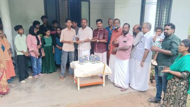 Photo of എസ്എസ്എൽസി പരീക്ഷയിൽ ഉന്നത വിജയം നേടിയവർക്ക് മഹാത്മ ഗാന്ധി വിദ്യഭ്യാസ പുരസ്കാരങ്ങൾ വിതരണം ചെയ്തു………തൃപ്രയാർ :എസ്എസ്എൽസി പരീക്ഷയിൽ എ പ്ലസ് അടക്കം ഉന്നത വിജയം നേടിയ നാട്ടിയോ ഗ്രാമപഞ്ചായത്ത് നാലാം വാർഡിലെ വിദ്യാർത്ഥികൾക്ക് ഇന്ത്യൻ നാഷണൽ കോൺഗ്രസ് നാട്ടിക നാലാം അവാർഡ് കമ്മിറ്റിയുടെ നേതൃത്വത്തിൽ മഹാത്മാഗാന്ധി വിദ്യാഭ്യാസ പുരസ്കാരങ്ങൾ വിതരണം ചെയ്തു. മഹാത്മാഗാന്ധി വിദ്യാഭ്യാസ പുരസ്കാര വിതരണം ഡിസിസി ജനറൽ സെക്രട്ടറി സി എം നൗഷാദ് നിർവഹിച്ചു, കോൺഗ്രസ് നാട്ടിക നാലാം വാർഡ് പ്രസിഡന്റ് ശ്രീദേവി സദാനന്ദൻ അധ്യക്ഷത വഹിച്ചു, കോൺഗ്രസ് നാട്ടിക മണ്ഡലം പ്രസിഡന്റ് പി എം സിദ്ദിഖ്, യൂത്ത് കോൺഗ്രസ് നാട്ടിക മണ്ഡലം പ്രസിഡണ്ട് രാനിഷ് കെ രാമൻ, പുഷ്പാംഗദൻ ഞായക്കാട്ട്, ജയരാമൻ അണ്ടെഴത്ത്, സുബ്രമുണ്യൻ മന്ത്ര,വിശ്വനാഥൻ കൊടപ്പുള്ളി, സരോജിനി പേരോത്ത്,പി കെ കൃഷ്ണകുമാർ,പ്രമീള പൂക്കാട്ട് ,ഷനിൽ കൊടുവത്ത് ,സത്യഭാമ രാമൻ ,കല്യാണി സദാനന്ദൻ ,എന്നിവർ പങ്കെടുത്തു,ഫുൾ എ പ്ലസ് കിട്ടിയ ആമീൻ അലി ,ഉന്നത വിജയം നേടിയ അഞ്ജന രാമദാസ് ,എ ഡി ആദിൽ, മിഥുൻ കൃഷ്ണ ,അഭയ് സുനിൽ, ശീതൾ കെ ആർ ,അതുൽ കൃഷ്ണ ,ഐഷ വി എം, ദാക്ഷ് ധാർമിക്, സഹദ് സുധീർ എന്നീ വിദ്യാർത്ഥികൾക്കാണ് മഹാത്മാ ഗാന്ധി വിദ്യാഭ്യാസ പുരസ്‌കാരം നൽകിയത്