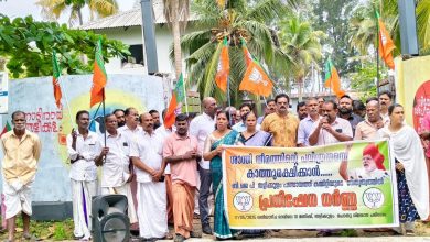Photo of തളിക്കുളത്ത് പ്രവർത്തിക്കുന്ന പൊതു സ്മശാനമായ “ശാന്തിതീരത്തി നുമുന്നിൽ ബി ജെ പി തളിക്കുളം പഞ്ചായത്തു കമ്മിറ്റിയുടെ നേതൃത്വത്തിൽ പ്രതിഷേധ ധർണ്ണ നടത്തി .