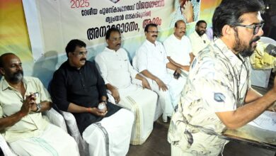 Photo of തൃപ്രയാർ നാടകവിരുന്ന് സമാപന സമ്മേളനം നടൻ വിജയരാഘവൻ ഉദ്ഘാടനം ചെയ്തു* . സംഘാടക സമിതി ചെയർമാൻ ഉണ്ണികൃഷ്ണൻ തഷ്ണാത്ത് അധ്യക്ഷത വഹിച്ചു. കേറ്ററേഴ്സ് അസോസിയേഷൻ സംസ്ഥാന ട്രഷറർ എം.ജി ശ്രീവത്സൻ നാട്ടിക മ ർച്ചൻ്റ്സ് അസോസിയേഷൻ സെക്രട്ടറി സുരേഷ് ഇയ്യാനി , തൃപ്രയാർ ദേവസ്വം മാനേജർ മനോജ് കെ. നായർ, തൃപ്രയാർ പ്രസ്‌ക്ലബ്ബ് പ്രസിഡൻ്റ് പ്രേമചന്ദ്രൻ വടക്കേടത്ത്, രാജൻ ചെമ്പാറ, സംഘാടക സമിതി കൺ വീനർ കെ.വി. രാമകൃഷ്ണൻ , ബിജു കുയിലം പറമ്പിൽ എന്നിവർ സംസാരിച്ചു. നടൻ വിജയരാഘവനെ ചടങ്ങിൽ പൊന്നാടയണിയിച്ച് ആദരിച്ചു. ചെട്ടി നാട് മെഡിക്കൽ കോളേജിൽ നിന്നും ഡെർമിറ്റോളജി എംഡി പാസായ ഡോ: പൂജ തഷ് ണാത്തിന് നടൻ വിജയരാഘവൻ ഉപഹാരം സമ്മാനിച്ചു.