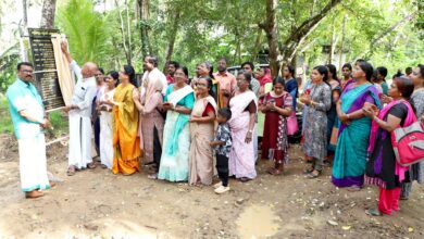 Photo of തളിക്കുളം ബ്ലോക്ക് പഞ്ചായത്ത്  2025-26 വാർഷിക പദ്ധതിയിൽ ഉൾപ്പെടുത്തി ജില്ലാ പഞ്ചായത്ത്മായി ചേർന്ന്  നിർമ്മിക്കുന്ന റീഹാബിലിറ്റേഷൻ സെന്റർ കെട്ടിടത്തിന്റെ ശിലാസ്ഥാപനകർമ്മം. തൃശൂർ ജില്ലാ പഞ്ചായത്ത്  ക്ഷേമകാര്യ സ്റ്റാന്റിംഗ് കമ്മിറ്റി ചെയർമാൻ ശ്രീ  പി എം അഹമ്മദ്‌ നിർവഹിച്ചു. തൃശൂർ ജില്ലാ പഞ്ചായത്ത്   വികസന കാര്യ സ്റ്റാന്റിംഗ് കമ്മിറ്റി ചെയ്യർപേഴ്സൺ ശ്രീമതി മഞ്ജുള അരുണൻ മുഖ്യാതിഥി  ആയിരുന്നു. തളിക്കുളം ബ്ലോക്ക് പഞ്ചായത്ത് പ്രസിഡന്റ്‌ ശ്രീ കെ സി പ്രസാദ്  അധ്യക്ഷത വഹിച്ച ചടങ്ങിന്  നാട്ടിക ഡിവിഷൻ ബ്ലോക്ക് മെമ്പർ ശ്രീമതി ജുബി പ്രദീപ്‌ സ്വാഗതം പറഞ്ഞു. ബ്ലോക്ക്  വൈസ് പ്രസിഡന്റ്‌ ശ്രീമതി നിമിഷ അജീഷ്, ബ്ലോക്ക് ക്ഷേമകാര്യ സ്റ്റാന്റിംഗ് കമ്മിറ്റി ചെയർ പേഴ്സൺ ശ്രീമതി മല്ലിക ദേവൻ, ബ്ലോക്ക് മെമ്പർ മാരായ കല ടീച്ചർ, കെ ബി സുധ, തളിക്കുളം ബ്ലോക്ക് പഞ്ചായത്ത് അസിസ്റ്റന്റ് എക്സിക്യൂട്ടീവ് എഞ്ചിനീയർ ശ്രീ ഷിധി  എന്നിവർ ആശംസകൾ അറിയിച്ചു. സിപിഐഎം  തളിക്കുളം ലോക്കൽ സെക്രട്ടറി ശ്രീ  ഇ പി കെ സുഭാഷിതൻ,  രാഷ്ട്രീയ പ്രവർത്തകർ, സി ഡി എസ് ചെയ്യർപേഴ്സൺ ശ്രീമതി കമലം എഞ്ചിനീയറിങ് വിഭാഗം  ഉദ്യോഗസ്ഥർ, ബ്ലോക്ക് പഞ്ചായത്ത്‌ ഉദ്യോഗസ്ഥർ, അംഗനവാടി ആശ, കുടുംബശ്രീ പ്രവർത്തകർ ചടങ്ങിൽ പങ്കെടുത്തു. ബ്ലോക്ക് സെക്രട്ടറി ശ്രീ വി എസ് റെജികുമാർ ചടങ്ങിന് നന്ദി അറിയിച്ചു കെട്ടിട നിർമ്മാണത്തിന്റെ ആദ്യഘട്ടമായി 18 ലക്ഷം ബ്ലോക്ക് പഞ്ചായത്തും 10 ലക്ഷം രൂപ ജില്ലാ പഞ്ചായത്തും വകയിരുത്തിയിട്ടുണ്ട്. നാട്ടിക പഞ്ചായത്ത് എരനേഴത്ത് സുധീർ ഇഷ്ടദാനമായി ബ്ലോക്കിന് കൈമാറി നൽകിയ 10 സെൻറ് സ്ഥലത്താണ് കെട്ടിടം നിർമ്മിക്കുന്നത്.