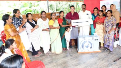 Photo of തളിക്കുളം പഞ്ചായത്ത് 2025-26 ജനകീയാസൂത്രണ പദ്ധതി പ്രകാരം അങ്കണവാടികളിലേക്ക് എ സി വിതരണം നടത്തി. തളിക്കുളം ബ്ലോക്ക് പഞ്ചായത്ത് പ്രസിഡണ്ട് കെ സി പ്രസാദ് ചടങ്ങ് ഉദ്ഘാടനം ചെയ്തു. തളിക്കുളം ഗ്രാമപഞ്ചായത്ത് പ്രസിഡണ്ട് പി ഐ സജിത ചടങ്ങിൽ അധ്യക്ഷത വഹിച്ചു. അങ്കണവാടികളിലെ ഭൗതിക സൗകര്യങ്ങൾ മെച്ചപ്പെടുത്തുന്നതിന്റെ ഭാഗമായാണ് പഞ്ചായത്തിലെ എല്ലാ അംഗനവാടികളിലും എസി സംവിധാനം ഏർപ്പെടുത്തിയത്. നാളെയുടെ തലമുറയായ കുരുന്നുകൾക്ക് ആനന്ദകരമായ രീതിയിൽ കളിച്ചു പഠിക്കുന്നതിന് സൗകര്യമൊരുക്കി കൊടുക്കുകയും, വിശ്രമ വേളകൾ ആനന്ദകരമാക്കുക എന്നതാണ് പദ്ധതിയുടെ ലക്ഷ്യം. നിലവിൽ 9 അങ്കണവാടികളിൽ എ സി സ്ഥാപിച്ചിട്ടുണ്ട്. തളിക്കുളം ഗ്രാമപഞ്ചായത്തിന്റെ  നാല് ലക്ഷത്തി നാല്പതിനായിരം രൂപയും (4,40000/-), തളിക്കുളം ബ്ലോക്ക് പഞ്ചായത്തിന്റെ ഒരു ലക്ഷം രൂപയും (100000/-) ചിലവഴിച്ചാണ് പദ്ധതി നടപ്പിലാക്കുന്നത്. തളിക്കുളം പഞ്ചായത്ത് ഐസിഡിഎസ് സൂപ്പർവൈസർ പദ്ധതി വിശദീകരണം നടത്തി. ക്ഷേമകാര്യ സ്റ്റാന്റിങ് കമ്മിറ്റി ചെയർപേഴ്സൺ ബുഷറ അബ്ദുൽ നാസർ സ്വാഗതം പറഞ്ഞു. ആരോഗ്യ വിദ്യാഭ്യാസ സ്റ്റാൻഡിങ് കമ്മിറ്റി ചെയർപേഴ്സൺ സന്ധ്യാ മനോഹരൻ,  തളിക്കുളം ബ്ലോക്ക്‌ പഞ്ചായത്ത്‌ അംഗം വി. കല ടീച്ചർ, വാർഡ് മെമ്പർമാരായ ഷിജി സി കെ, സുമന ജോഷി എന്നിവർ ആശംസകൾ അർപ്പിച്ചു സംസാരിച്ചു. ചടങ്ങിൽ അംഗനവാടി അധ്യാപകർ രക്ഷിതാക്കൾ എന്നിവർ പങ്കെടുത്തു. ജാഗ്രത സമിതി ഫെസിലിറ്റേറ്റർ അനീഷ് കെ എസ് ചടങ്ങിൽ നന്ദി പറഞ്ഞു.