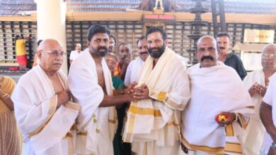 Photo of നിയുക്ത ശബരിമല മേൽശാന്തി ബ്രഹ്മശ്രീ ഏറന്നൂർ മന പ്രസാദ് നമ്പൂതിരിക്ക് തുപ്രയാർ ക്ഷേത്ര സന്നിധിയിൽ