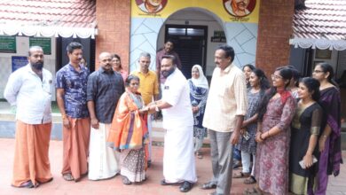 Photo of തളിക്കുളം ബ്ലോക്ക് പഞ്ചായത്ത് മെമ്പർ ഭഗീഷ് പുരടനന്റെ ഇ ടേം ലെ അവസാനത്തെ ഓണറേറിയം (ശമ്പളം) ബ്ലോക്ക് പഞ്ചായത്തിലെ താൽക്കാലിക ജീവനക്കാരിയായ ചേന്ദ ങ്ങാട്ട് പുഷ്പ അമ്മയ്ക്ക് കൈമാറി