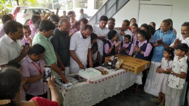 Photo of സ്വാന്തനം സ്പെഷ്യൽ സ്കൂളിലെ വിദ്യാർത്ഥികളുമൊത്ത് കേക്ക് മുറിച്ചും മധുരം വിളമ്പിയും എം എ യൂസഫലിയുടെ പിറന്നാൾ ആഘോഷിച്ചു