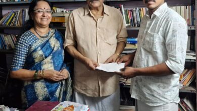 Photo of അമൽ ടി പ്രേമന് നാമനിർദ്ദേശം നൽകുമ്പോൾ കെട്ടിവെക്കാനുള്ള പണം .സർദാറിൻ്റെ കുടുംബത്തിൽ നിന്ന് മുൻ എം എൽ എ അരുണൻ മാഷും ജില്ലാ പഞ്ചായത്ത് വികസന സ്റ്റാൻ്റിങ്ങ് കമ്മറ്റി ചെയർപേഴ്സൻ മഞ്ജുള അരുണനും ചേർന്ന് നൽകുന്നു