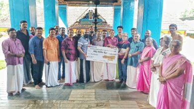 Photo of പഴുവും ശ്രീ സുബ്രഹ്മണ്യസ്വാമി ക്ഷേത്രം പുനരുദ്ധാരണ പ്രവർത്തനങ്ങൾക്ക് ഒരു ലക്ഷം രൂപ കൈമാറി